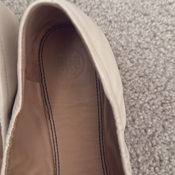 Tory Burch flats in creme and patent black size 9.5 - Picture 3 of 6
